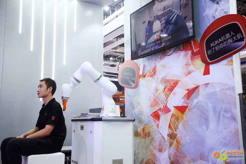 觀眾體驗醫療界的“全科醫生”KUKA LBR Med